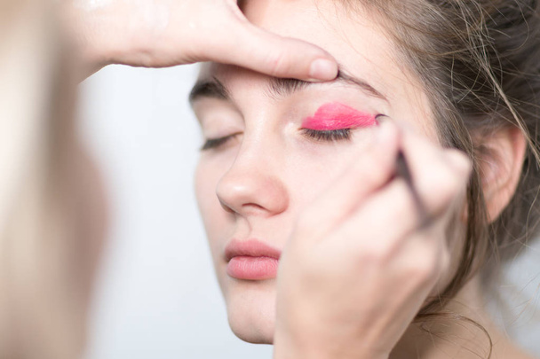 Performing makeup. Applying a bright makeup for eyeshadow - Fotoğraf, Görsel
