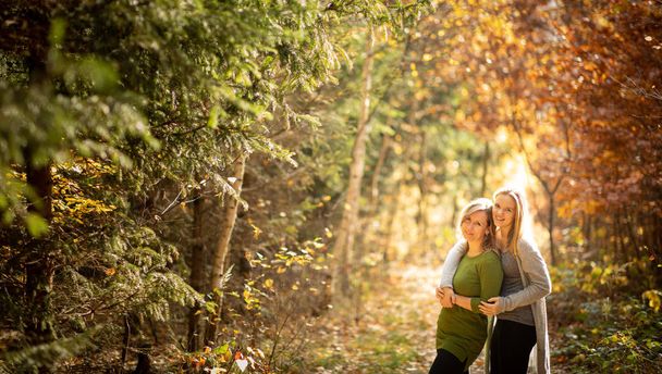 Beautifiul 秋の森で母と娘 - 写真・画像