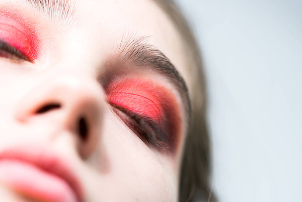 Close-up bright girl makeup. Red eyeshadow - Foto, afbeelding