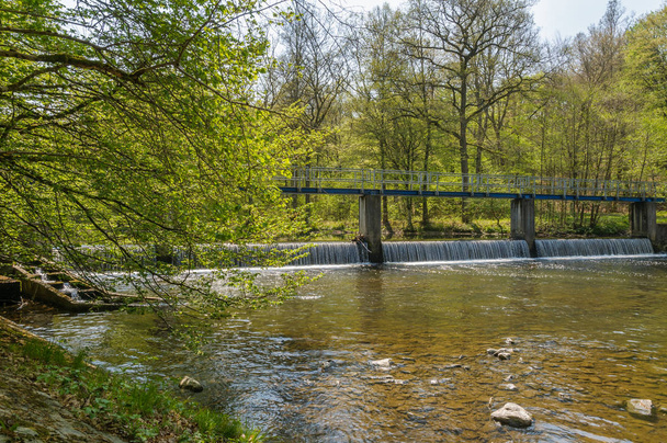 Most přes řeku Ourthe v Ardenách poblíž Engreux, Belgi - Fotografie, Obrázek