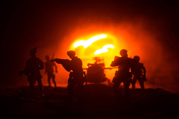 Sztuka dekoracji. Żołnierze na pustyni podczas operacji wojskowej z śmigłowiec bojowy lub śmigłowiec szturmowy sił specjalnych. Selektywny fokus - Zdjęcie, obraz