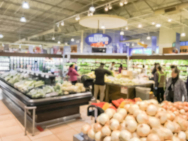 Plano de fundo desfocado ampla seleção de produtos frescos vegetais e frutas no supermercado asiático
 - Foto, Imagem