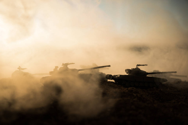 Savaş kavramı. Askeri savaş sis gökyüzü arka plan, Dünya Savaşı askerler siluetleri aşağıda bulutlu manzarası gün batımında dövüş sahnesinde siluetleri. Saldırı sahne. Zırhlı araçlar. tank içinde hareket - Fotoğraf, Görsel
