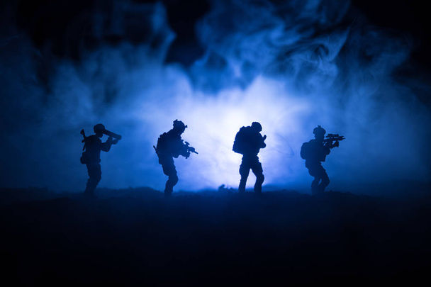 Στρατιωτική στρατιώτης σιλουέτα με πυροβόλο όπλο. Έννοια του πολέμου. Στρατιωτικές φιγούρες καταπολέμηση σκηνή στην ομίχλη του πολέμου ουρανό φόντο, παγκόσμιο πόλεμο στρατιώτη σιλουέτα κάτω νεφελώδη ορίζοντα, τη νύχτα. Επίθεση σκηνή - Φωτογραφία, εικόνα