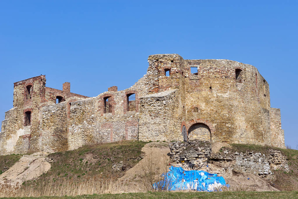 um castelo que abriga formalmente castelões que ergueram o castelo no século XIII
 - Foto, Imagem