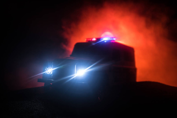 Los coches de policía por la noche. Coche de policía persiguiendo un coche por la noche con niebla de fondo. 911 Emergencia respuesta coche de policía exceso de velocidad a la escena del crimen. Enfoque selectivo - Foto, Imagen