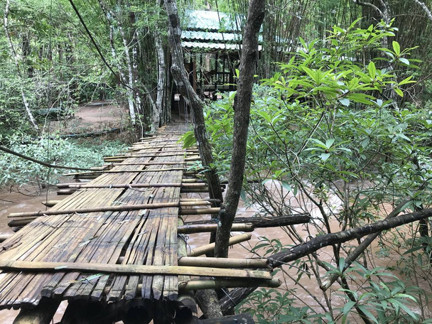 дерев'яний міст над річкою в парку
  - Фото, зображення