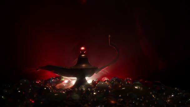 Kisipari Aladdin Ezeregyéjszaka genie stílus petróleumlámpát lágy fény fehér füst antik. Naplemente hegyi háttér - Felvétel, videó