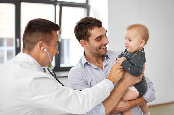 father with baby and doctor at clinic - Zdjęcie, obraz