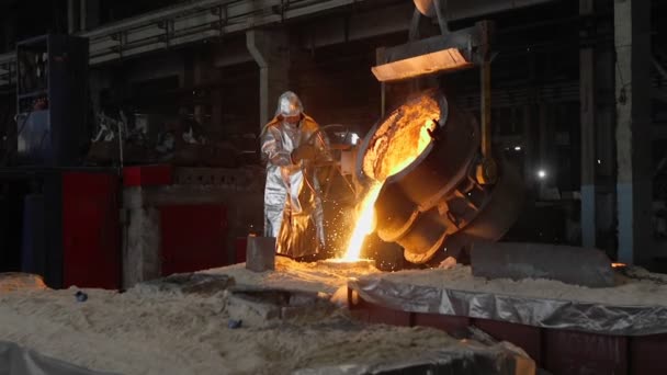 Hombre trabajando con metal líquido en fábrica. Chispas de fábrica de metal
 - Metraje, vídeo