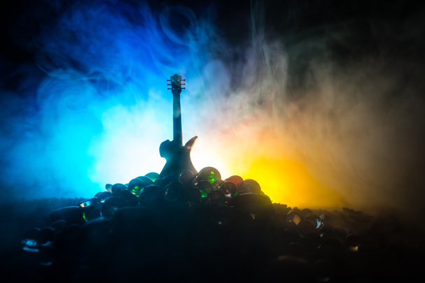 Hudební koncept. Akustická kytara na tmavém pozadí pod paprsek světla s kouřem. Emptry prostor pro text. Požární účinky. Surrealistické kytara - Fotografie, Obrázek