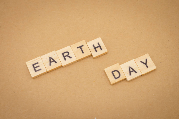 bois mot Jour de la Terre en utilisant comme arrière-plan Universal day concept an
 - Photo, image