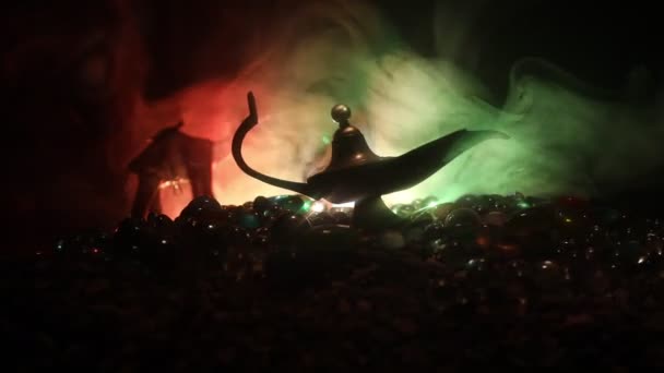 Zanaat Aladdin Arabian nights cin stili yağ lambası yumuşak ışık beyaz duman ile antika. Gün batımı dağ arka plan - Video, Çekim