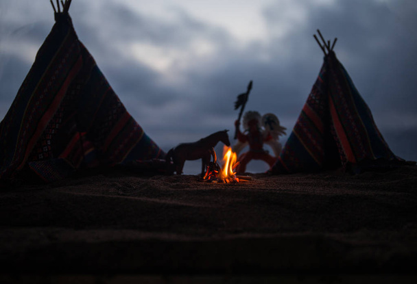 Illustraties decoratie creatief concept. Een oude Indiaanse Tipi in woestijn in de avond. Indiase Wigwam-huisstijl. - Foto, afbeelding