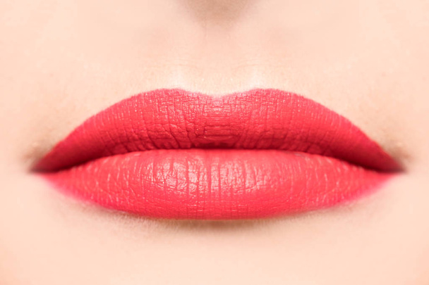 Sexy lippen. Mooie rode lippen. Mooie make-up lippen close-up - Foto, afbeelding