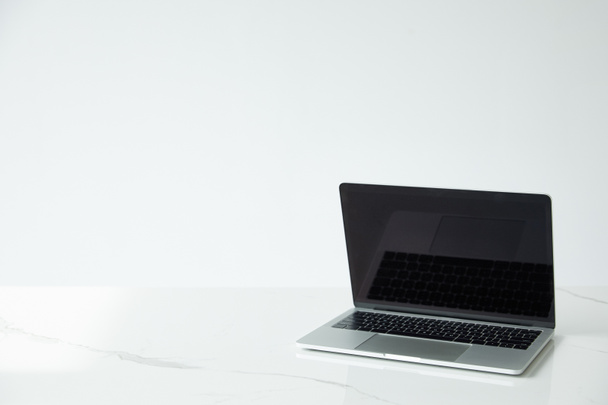 portátil con pantalla en blanco y teclado negro aislado en gris
  - Foto, imagen