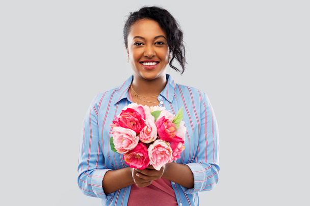 happy african american woman with bunch of flowers - Zdjęcie, obraz