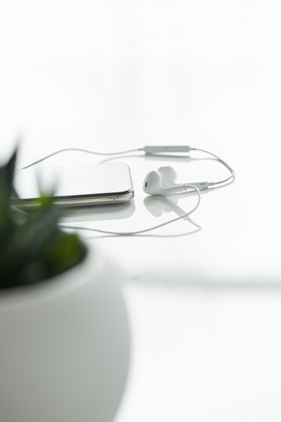 selective focus of smartphone and wired earphones isolated on white - Foto, Bild