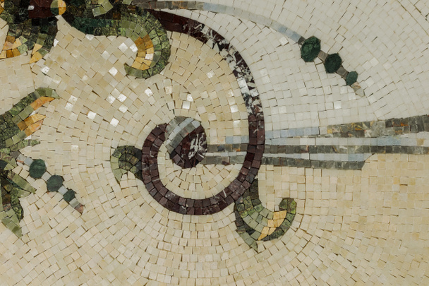 Λεπτομέρεια από ένα όμορφο μαρμάρινο μωσαϊκό πάνελ. Εσωτερικό μαρμάρινο mosai - Φωτογραφία, εικόνα