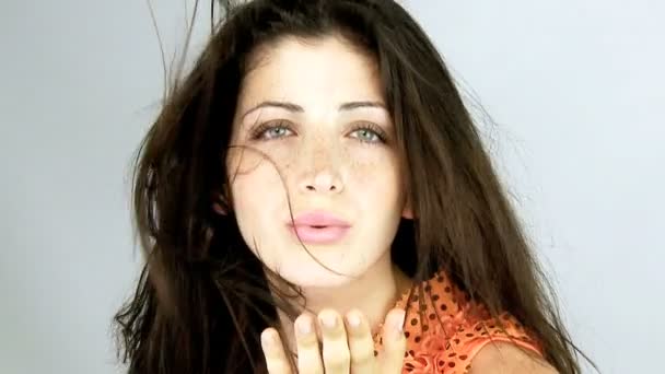 Kobieta z dmuchanie włosów wysyłanie pocałunek - Materiał filmowy, wideo