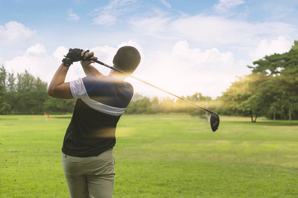 Uzavření Golferu řídí golfový míč zeleným kurzem se světlem  - Fotografie, Obrázek