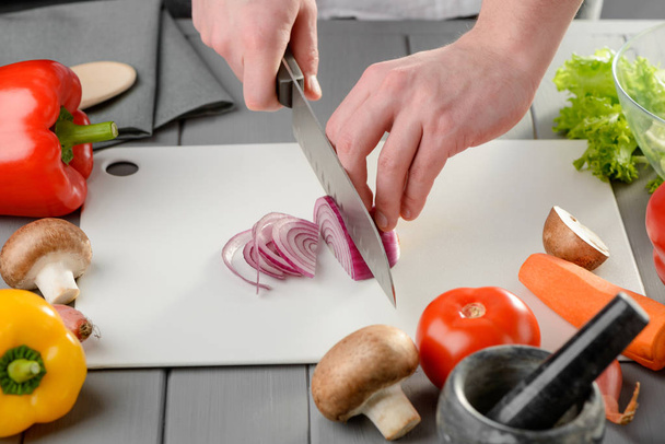 Man cutting a red onion - Φωτογραφία, εικόνα