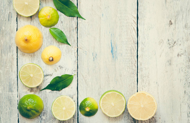Ripe lemons on a wooden background - Foto, Imagem