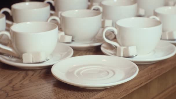 mnoho prázdných bílých čajových šálků - Záběry, video