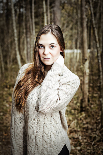 Portrét einer Frau in einem Wald mit lauter Birken - Fotografie, Obrázek