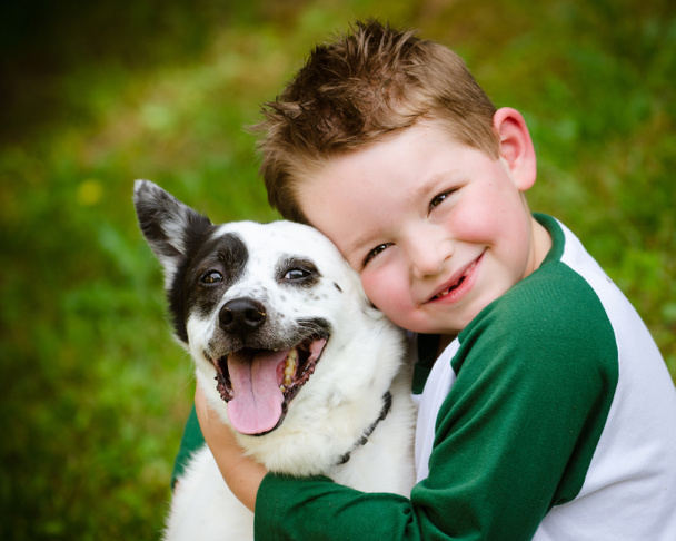 Çocuk sevgiyle kucaklayan onun evcil köpek - Fotoğraf, Görsel