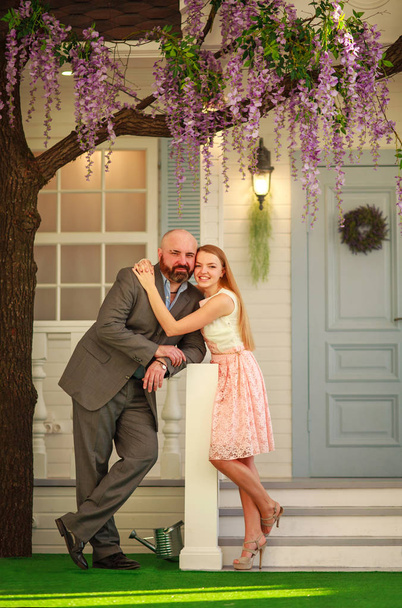 Jeune couple heureux amoureux mari et femme dans la cour
 - Photo, image