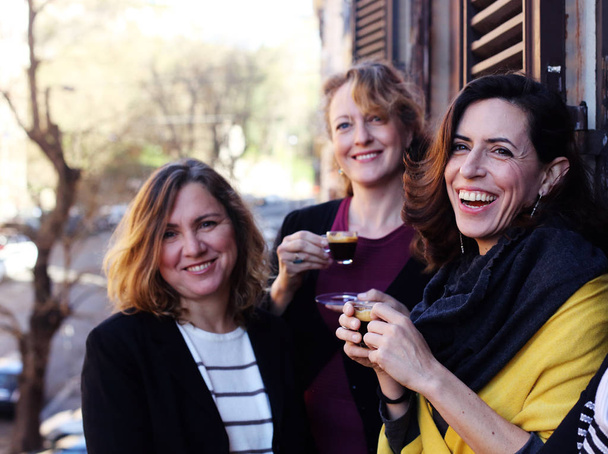 Kadın gülümseyerek, sabah kahve içme arkadaşlarım  - Fotoğraf, Görsel