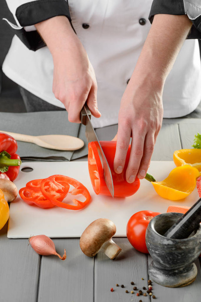 Chef cook slicing a pepper - Zdjęcie, obraz