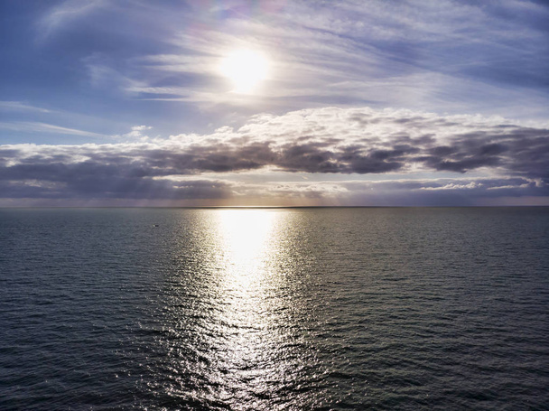 Antenni näkymä yli valtameren, pilvinen pastelli värillinen luonnonkaunis taivas
  - Valokuva, kuva
