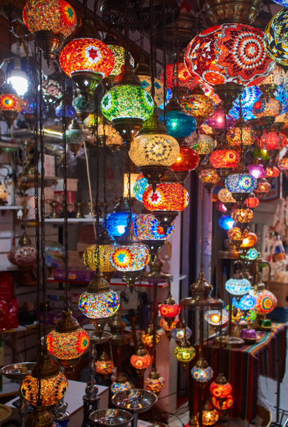 Turkse lampen te koop in de Grote Bazaar, Istanbul, Turkije - Foto, afbeelding