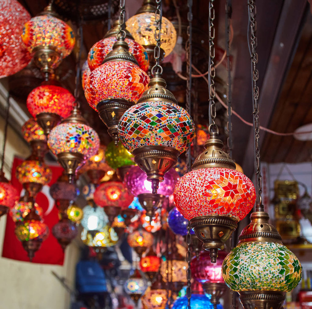 Turecké dekorativní lampy na prodej na Velkém bazaru v Istanbulu, Turecko - Fotografie, Obrázek