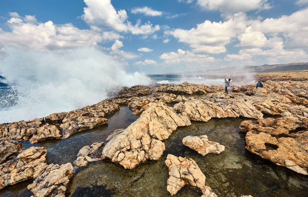 Большие волны прорываются вокруг Скалистого полуострова Кейп-Лара на юге Акамаса, Кипр
 - Фото, изображение