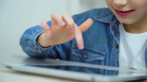 podekscytowany, mała dziewczynka, dotykając ekranu tabletu podczas grania w gry online - Materiał filmowy, wideo
