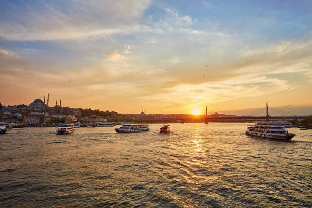 Estreito de Bósforo com balsas ao pôr-do-sol em Istambul, Turquia
 - Foto, Imagem