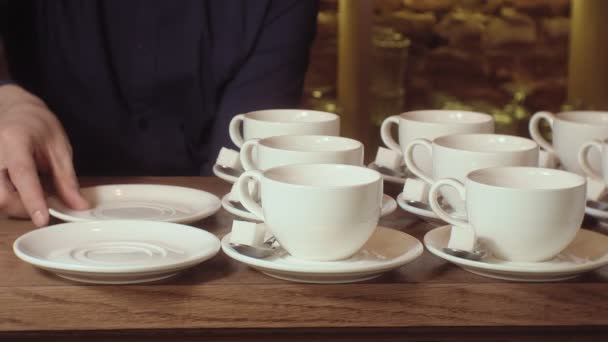 viele leere weiße saubere Teetassen - Filmmaterial, Video