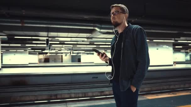 Mann wartet in U-Bahn auf Zug. - Filmmaterial, Video