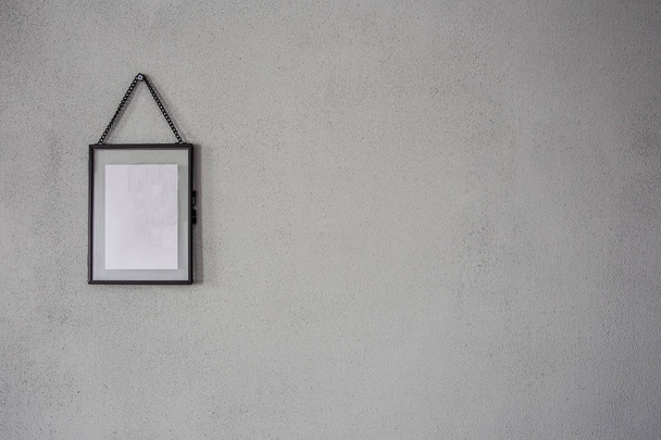 背景の灰色の素朴な壁の質感にモダンなレトロなブラック フレーム - 写真・画像