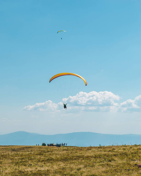 mountains leisure activities. paragliding. summer time - Foto, imagen