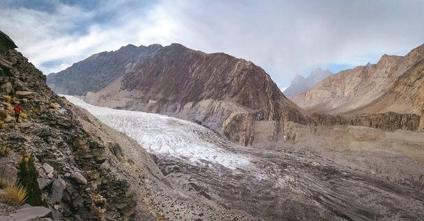Vue panoramique sur le glacier blanc Passu et la moraine glaciaire, entourée de montagnes dans la chaîne de Karakoram. Gojal Hunza. Gilgit Baltistan, Pakistan
. - Photo, image