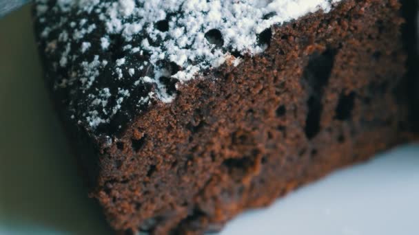 Mes snijdt een chocolade brownie taart deeg close-up macro weergave - Video
