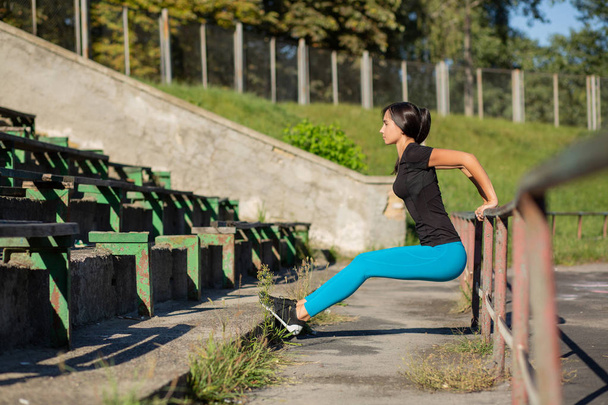 Çok güzel tabaklanmış kadın atlet stadyumda egzersiz yapıyor. Girintili - Fotoğraf, Görsel