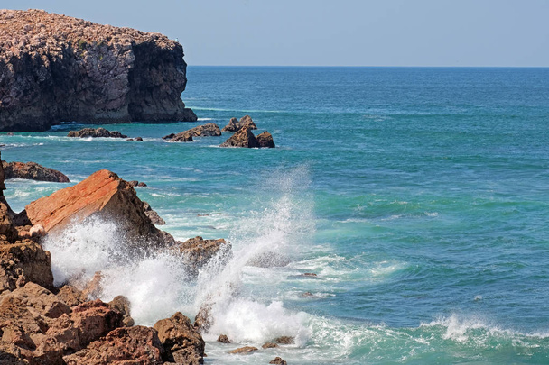 Wild Oceaan op Carapateira strand in de Algarve Portugal - Foto, afbeelding