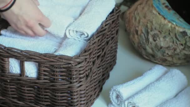 Kobieta fałdy czyste miękkie ręczniki w koszyku, koncepcja czyszczenia - Materiał filmowy, wideo