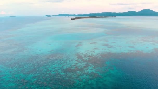 Aérea: sobrevolando el arrecife de coral mar tropical caribeño, agua azul turquesa. Indonesia Sumatra Islas Banyak. Destino turístico de viaje superior, el mejor buceo. Teal naranja tonificado
 - Metraje, vídeo