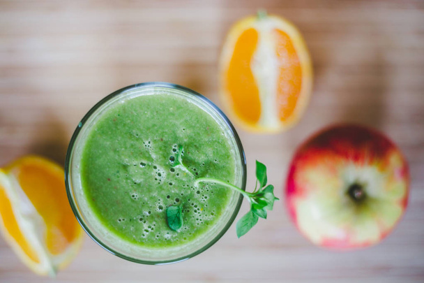 Καλημέρα: φρέσκο πράσινο smoothie και φρούτα σε ξύλινα λεμονάτα - Φωτογραφία, εικόνα